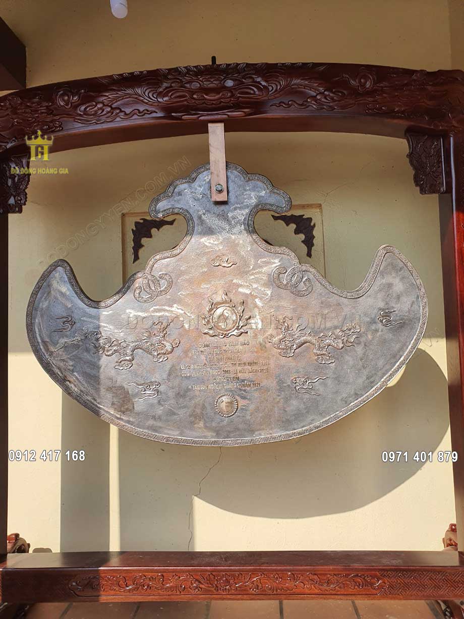 Gi&aacute; gỗ được chạm khắc họa tiết hoa văn v&ocirc; c&ugrave;ng sắc n&eacute;t